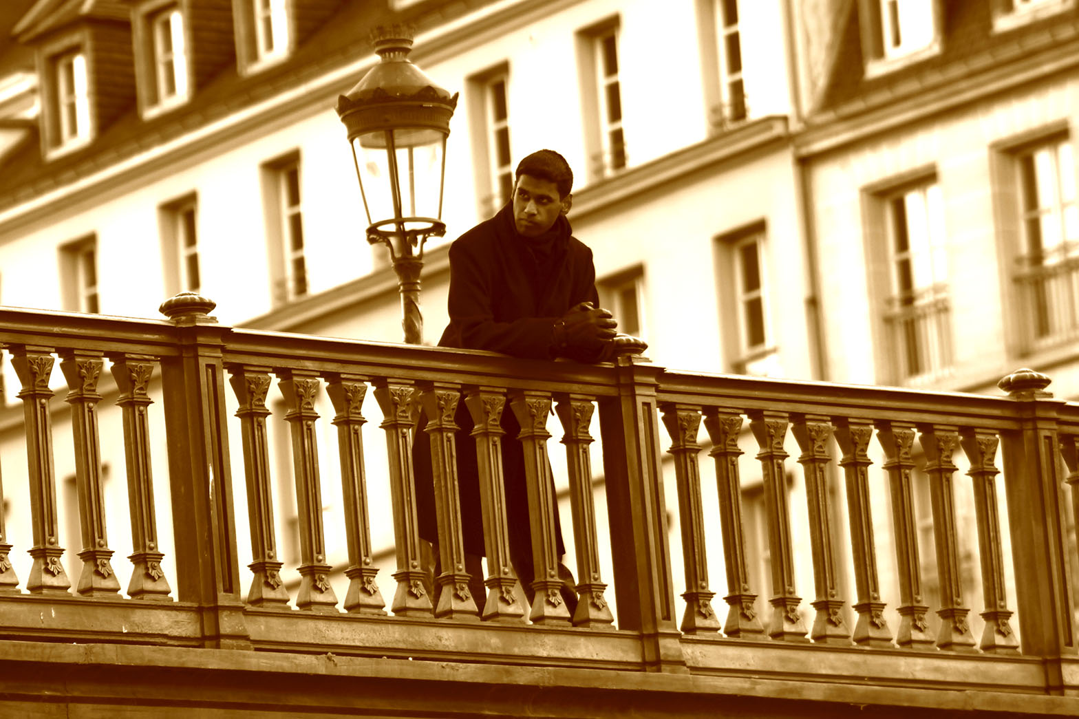 Portrait d'un modèle masculin sur un pont de la Seine à Paris